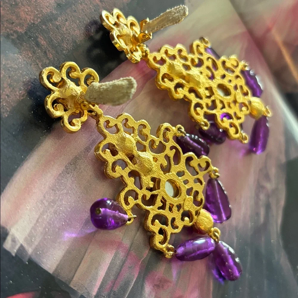 These are Kenneth Jay Lane 22-karat gold-plated cabochon clip earrings. - Picture 7 of 8